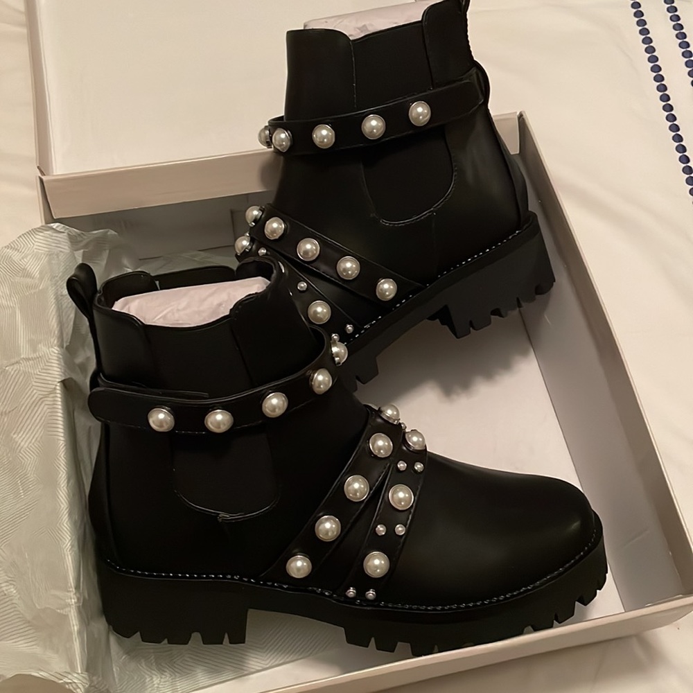 Kora 2 Lug Chelsea Boot- BRAND NEW IN BOX